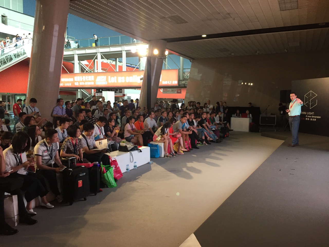Лайтинг Бизнес Консалтинг выступает в Гуанждоу, Китай.